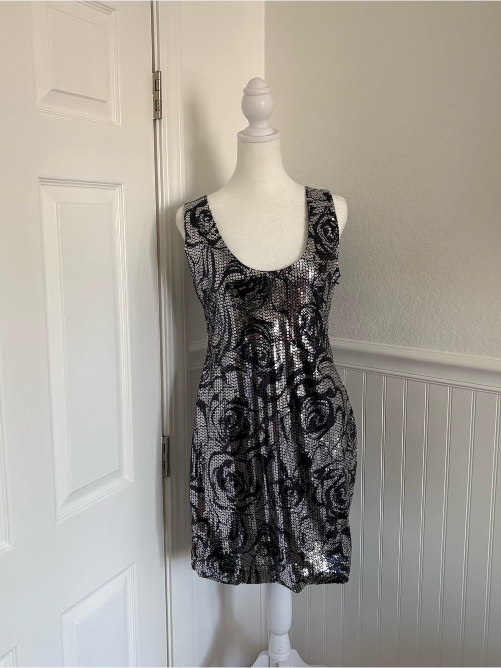 Sleeveless Silver Sequin Mini Dress with Violet &Black Floral Pattern sz Large